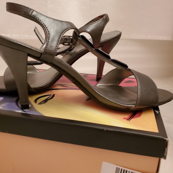 NWOT Fioni Silver and Black Kitty Heels - Picture 3 of 7
